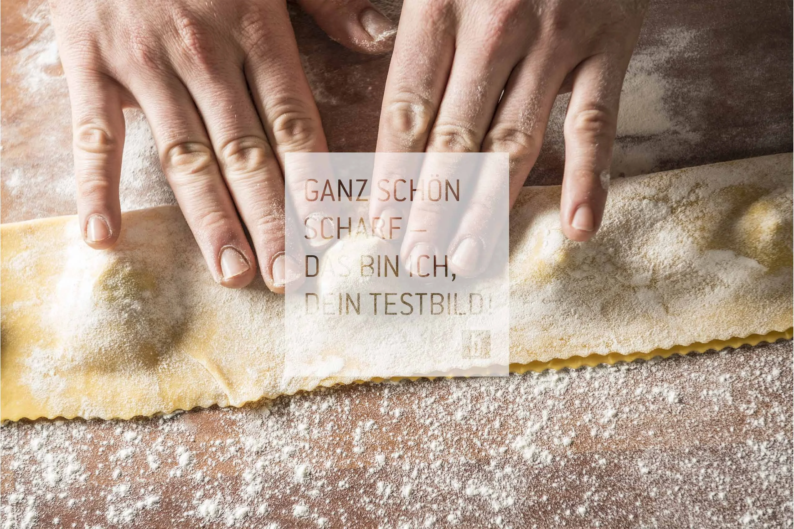 Beispielaufbau einer Unterseite Hände formen frische Ravioli auf bemehlter Holzfläche