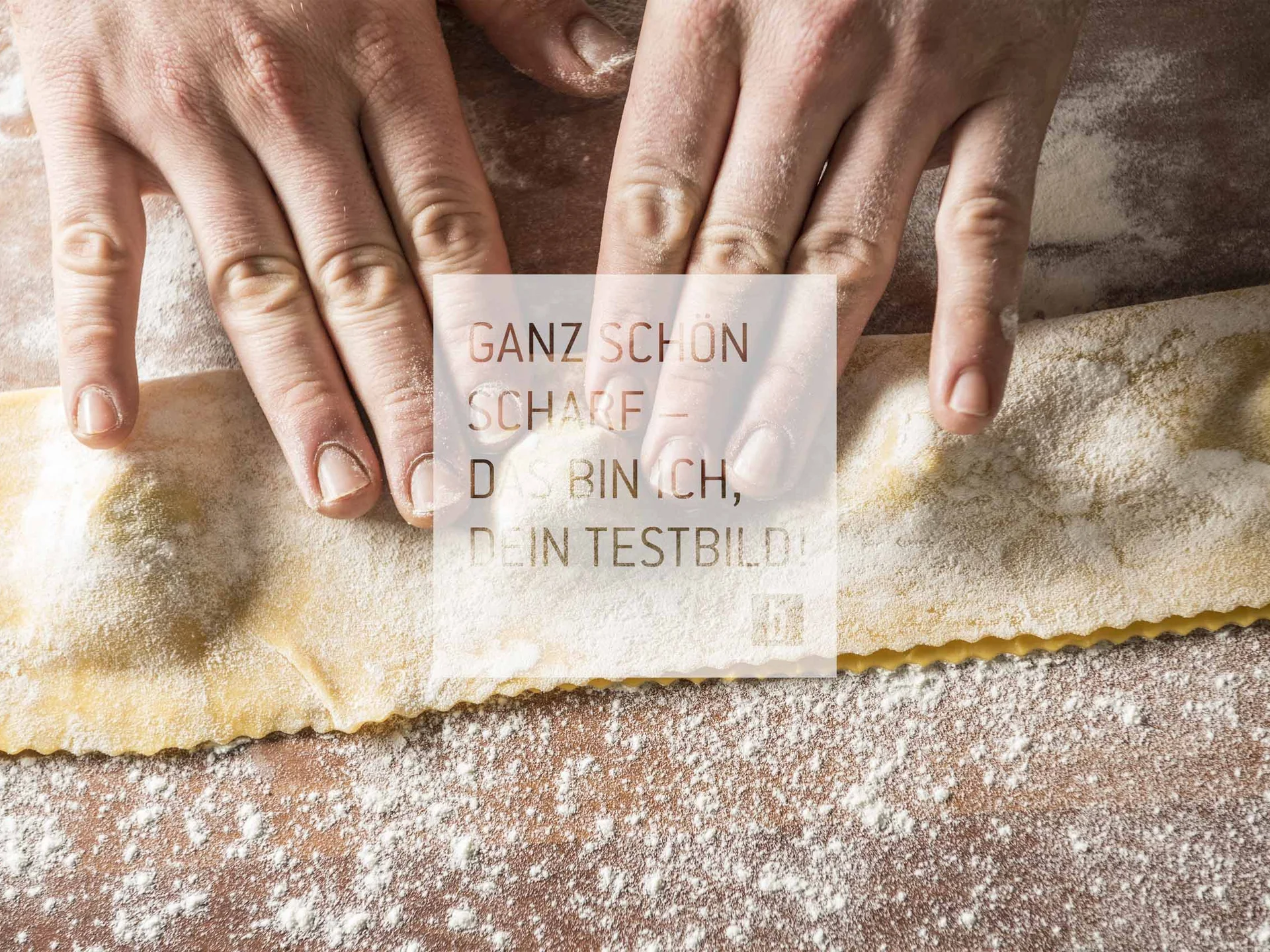 Hände formen frische Ravioli auf bemehlter Holzfläche