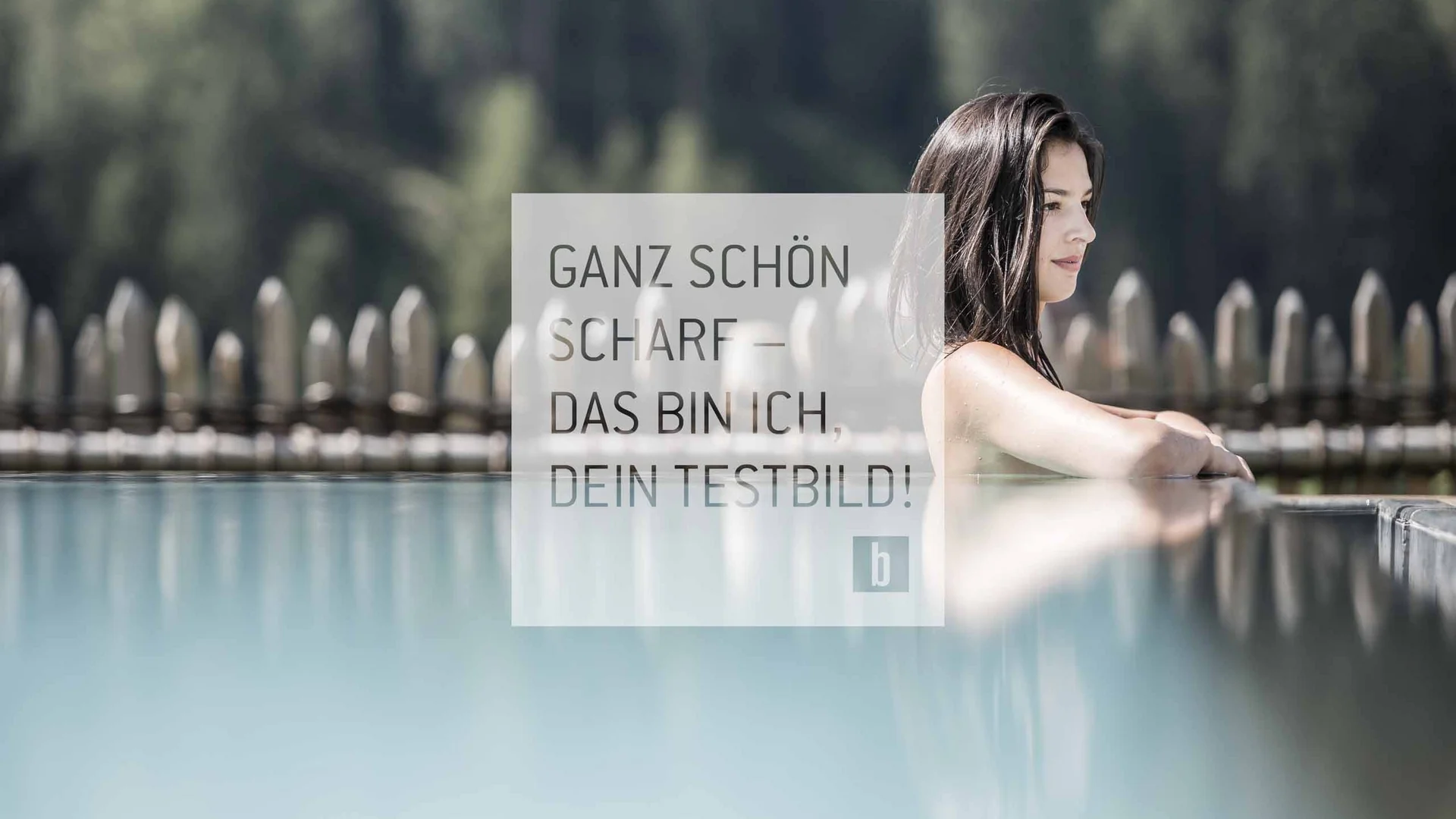 Frau entspannt am Rand eines Pools, unscharfer Hintergrund mit Bäumen und Zaun