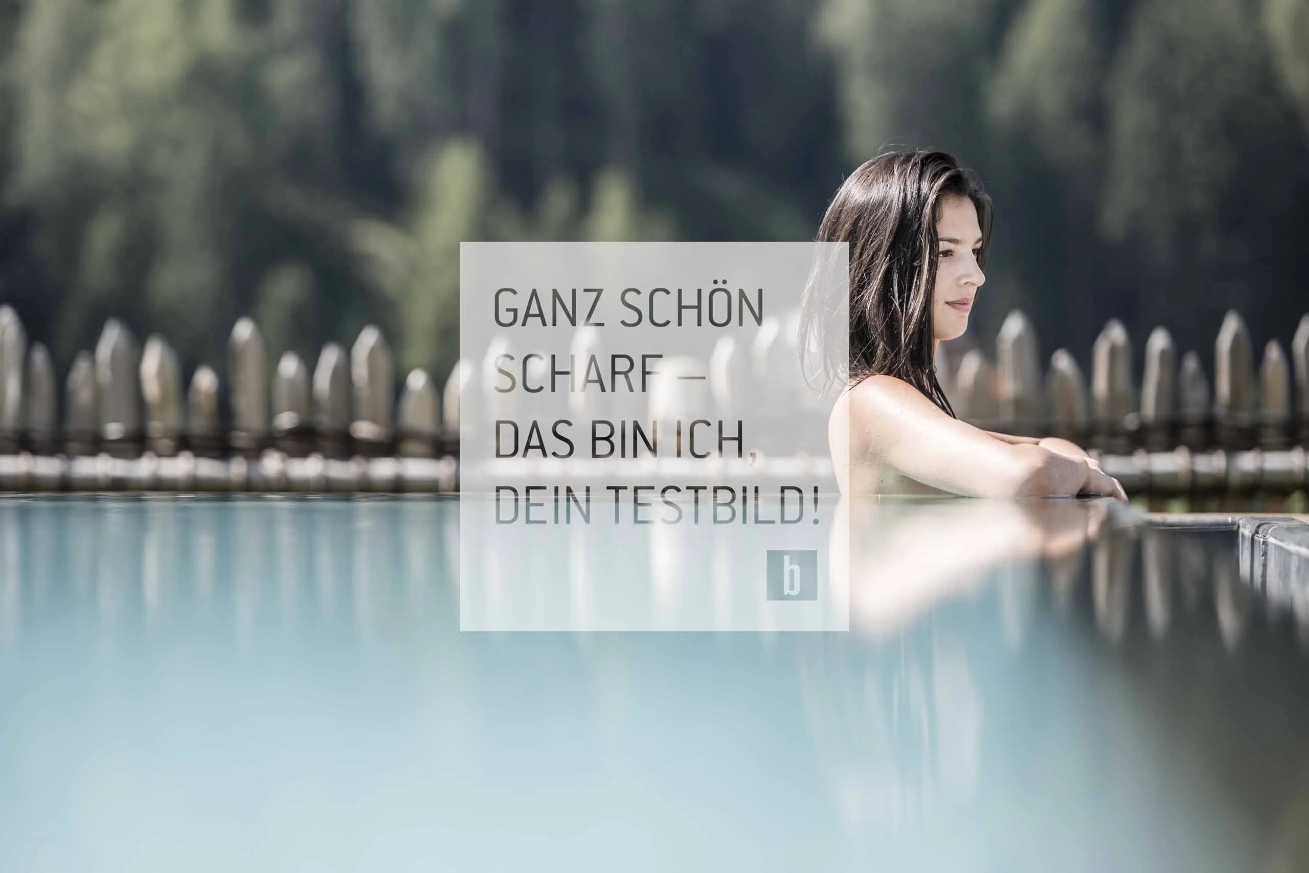 Frau entspannt am Rand eines Pools, unscharfer Hintergrund mit Bäumen und Zaun