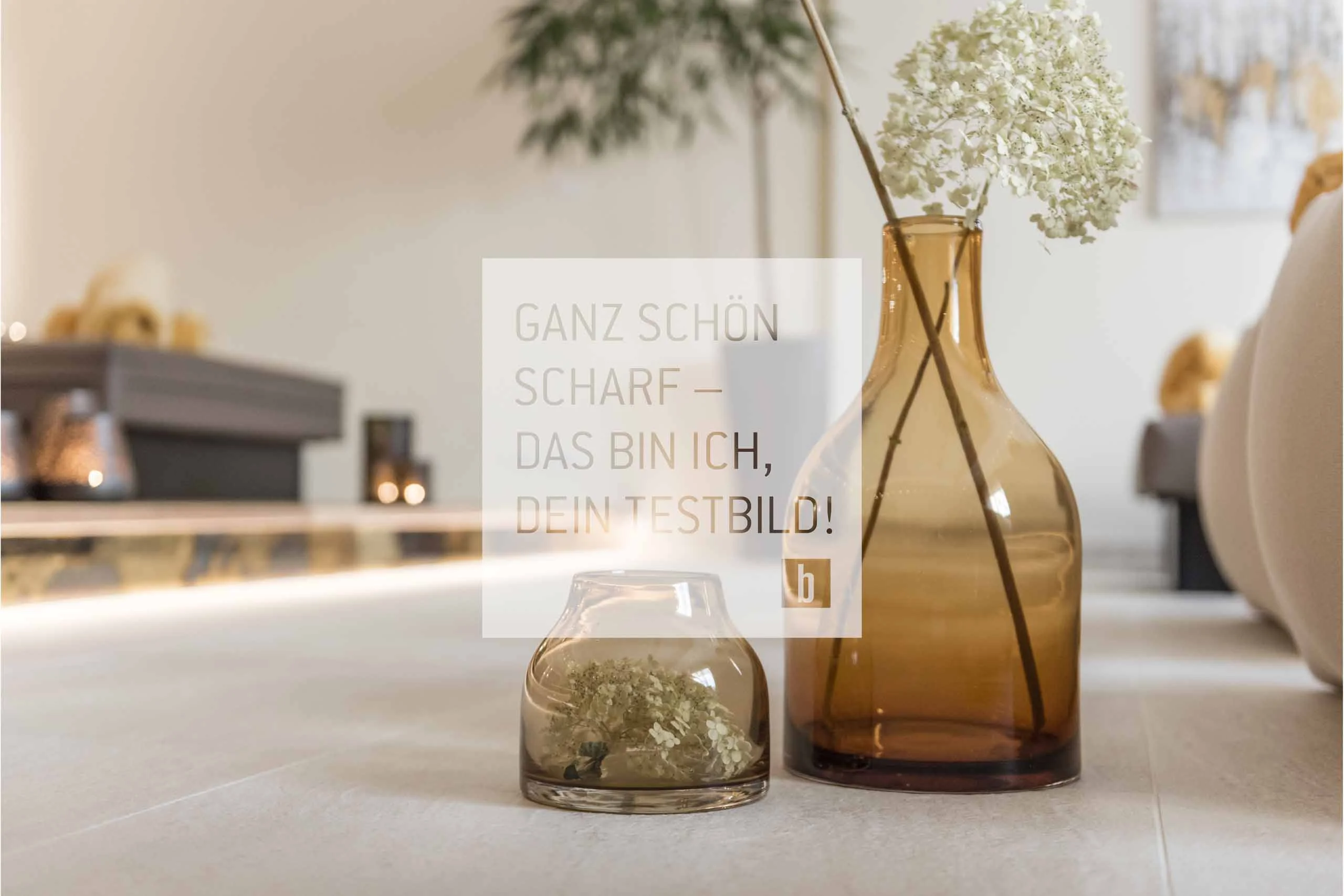 Food Zwei braune Glasvasen mit weißen Blumen auf einem Tisch in einem Wohnzimmer