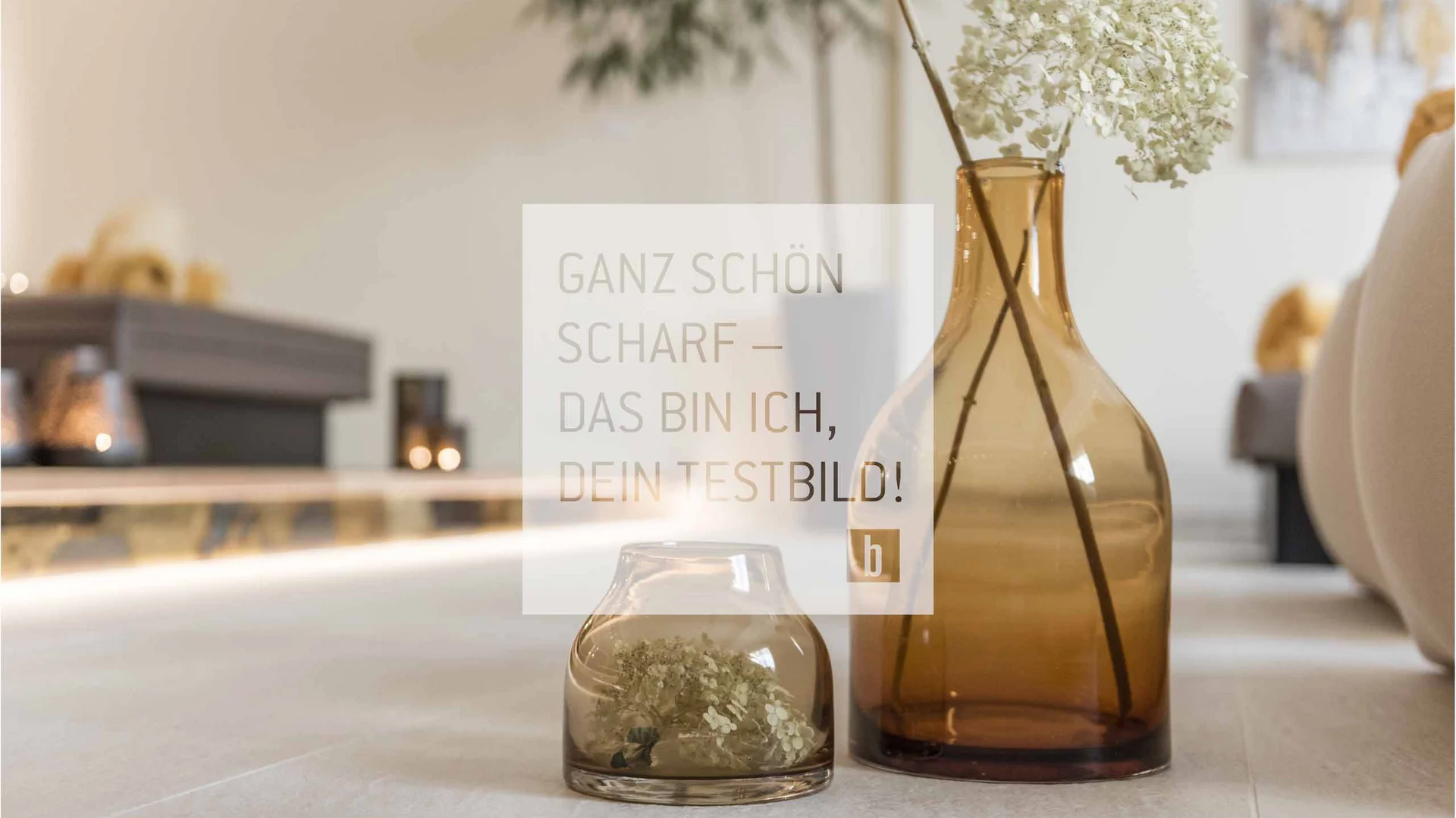 Zwei braune Glasvasen mit weißen Blumen auf einem Tisch in einem Wohnzimmer