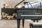 Schwarzer Seiler Flügelklavier in modern eingerichteten Raum mit Sitzgelegenheiten