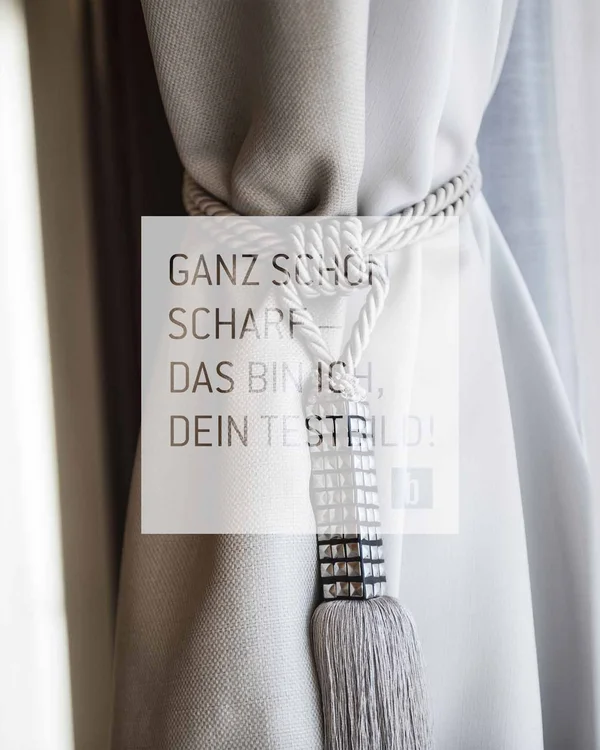 Beige Gardine mit dekorativem Quastenhalter aus Seil