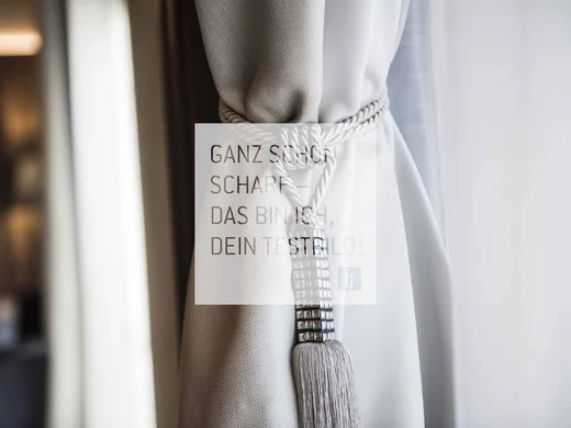 Beige Gardine mit dekorativem Quastenhalter aus Seil