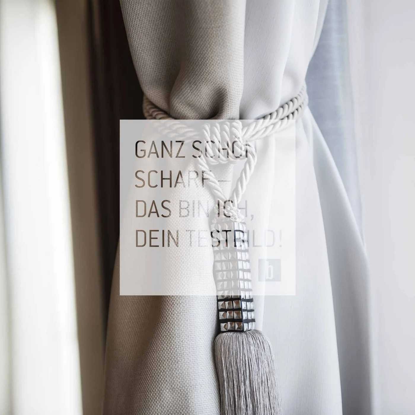 Beige Gardine mit dekorativem Quastenhalter aus Seil