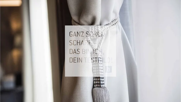 Beige Gardine mit dekorativem Quastenhalter aus Seil