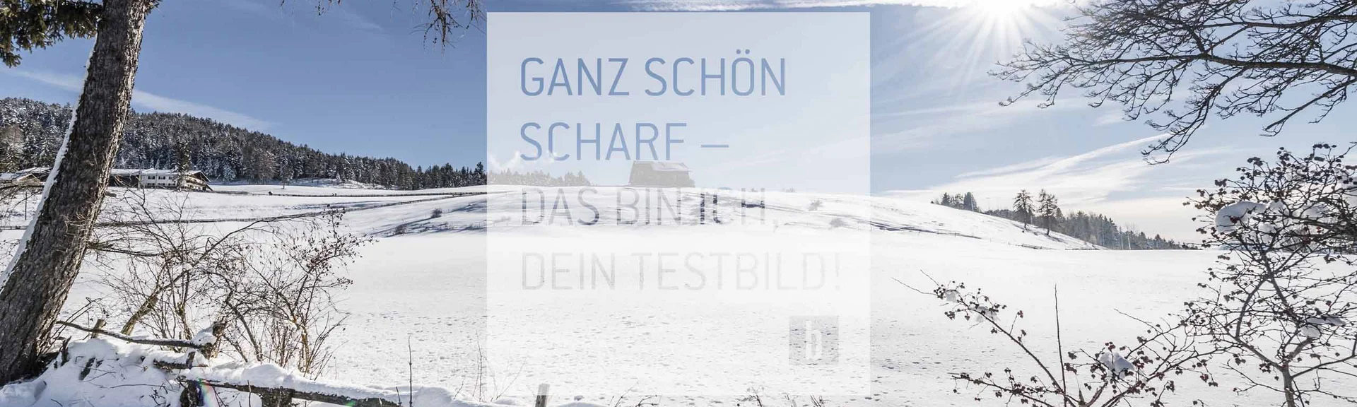 Schneebedeckte Landschaft mit Sonne und blauem Himmel