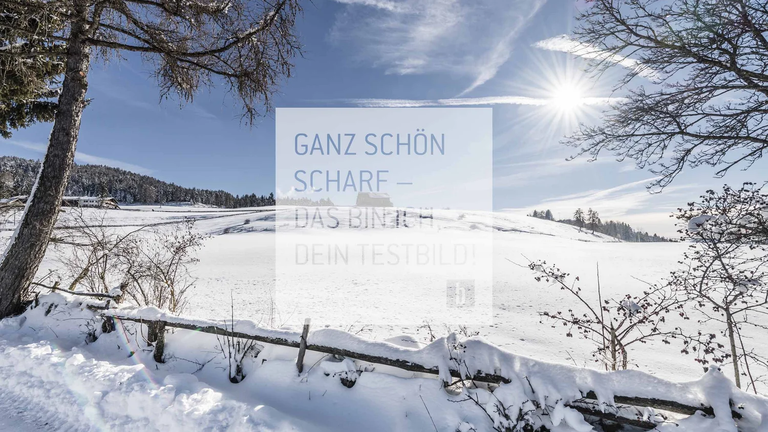Schneebedeckte Landschaft mit Sonne und blauem Himmel