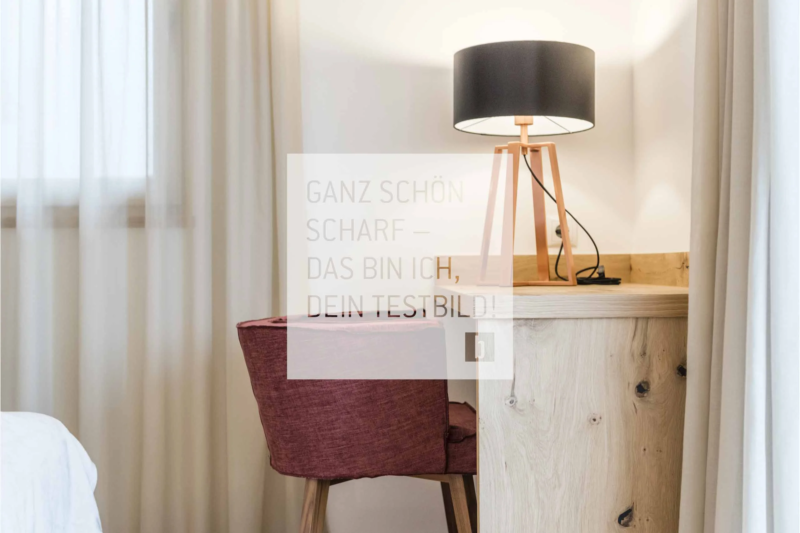 Rotes Stuhl vor Holztisch mit schwarzer Lampenschirmlampe in einem hellen Raum