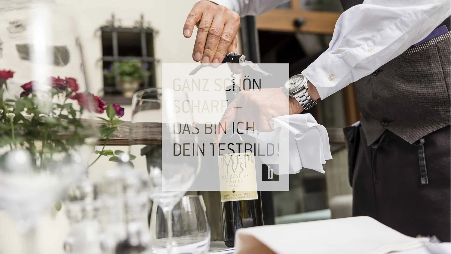 Kellner öffnet Weinflasche mit Korkenzieher am gedeckten Tisch