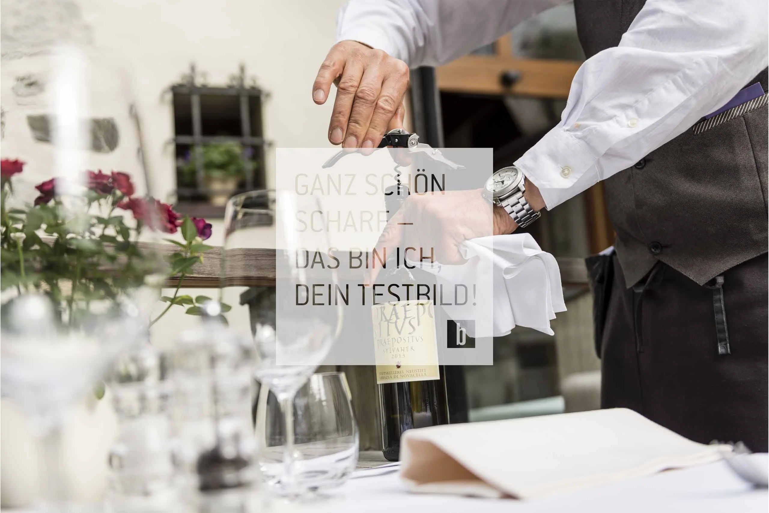 Cameriere che apre una bottiglia di vino con un cavatappi al tavolo apparecchiato