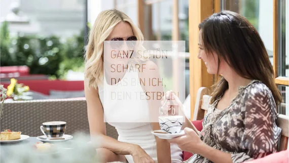 Food Zwei Frauen trinken Kaffee draußen in einem Café und unterhalten sich