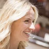 General Zwei Frauen lachen und unterhalten sich im Freien vor einem Blumenhaus