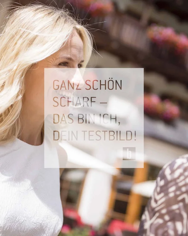 Zwei Frauen lachen und unterhalten sich im Freien vor einem Blumenhaus