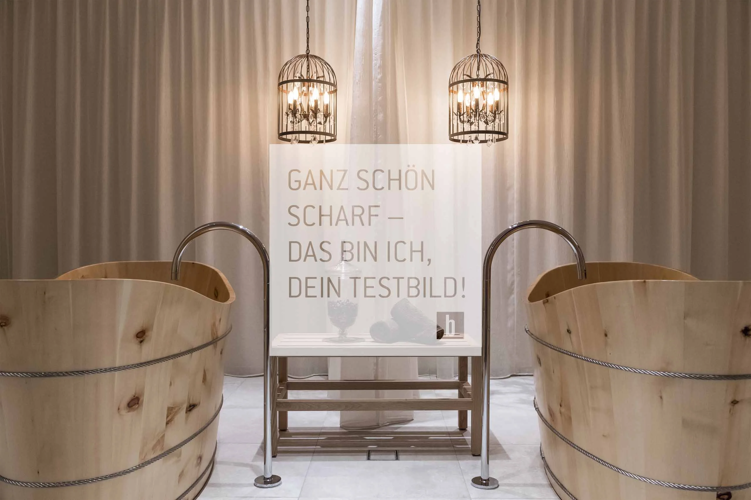 Food Zwei Holzwannen mit Wasserhähnen und zwei hängende Metalllampen vor Vorhang