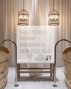 Zwei Holzwannen mit Wasserhähnen und zwei hängende Metalllampen vor Vorhang