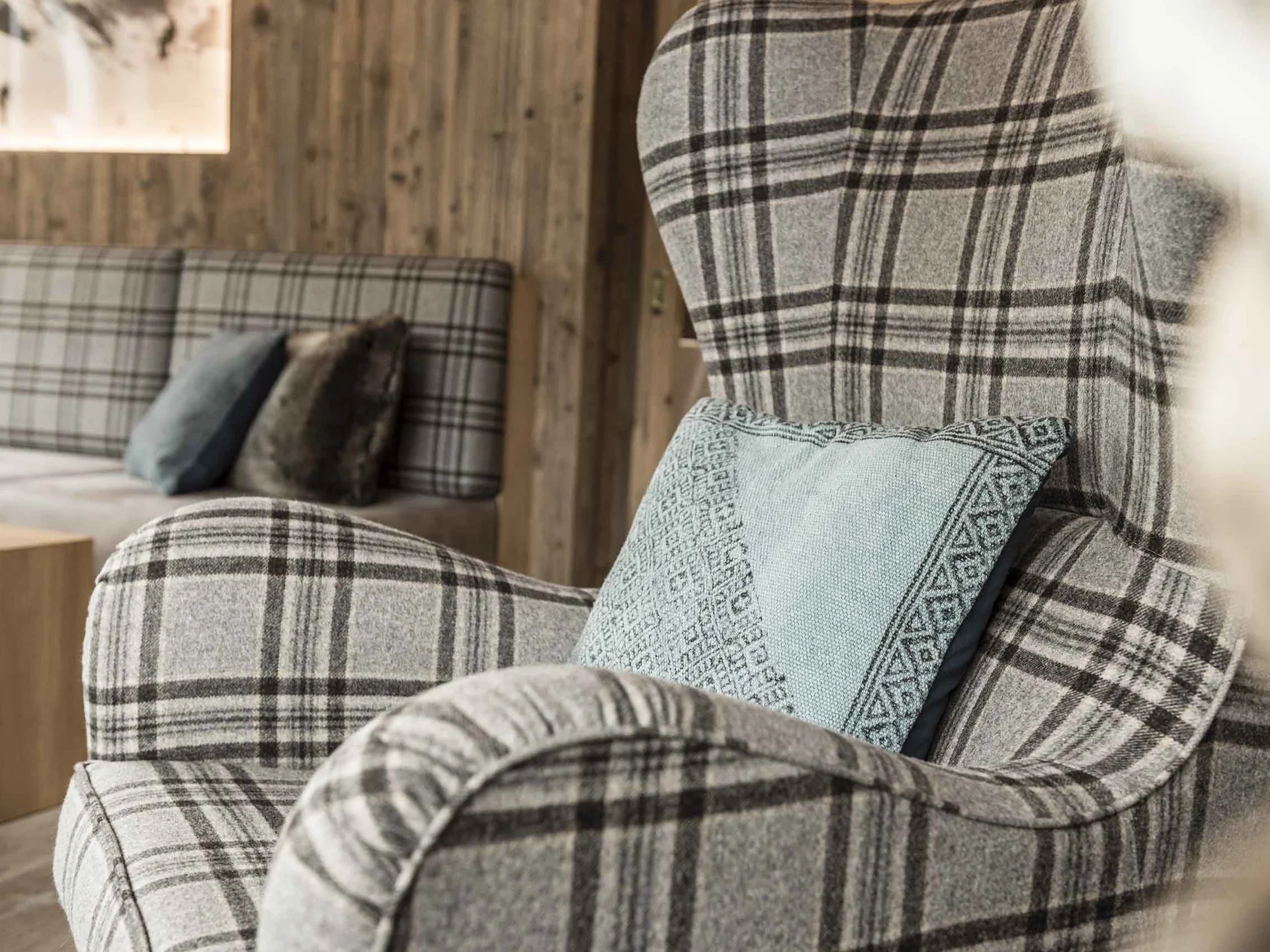 Room Gemütlicher Sessel mit kariertem Stoff und Zierkissen in modernem Wohnzimmer