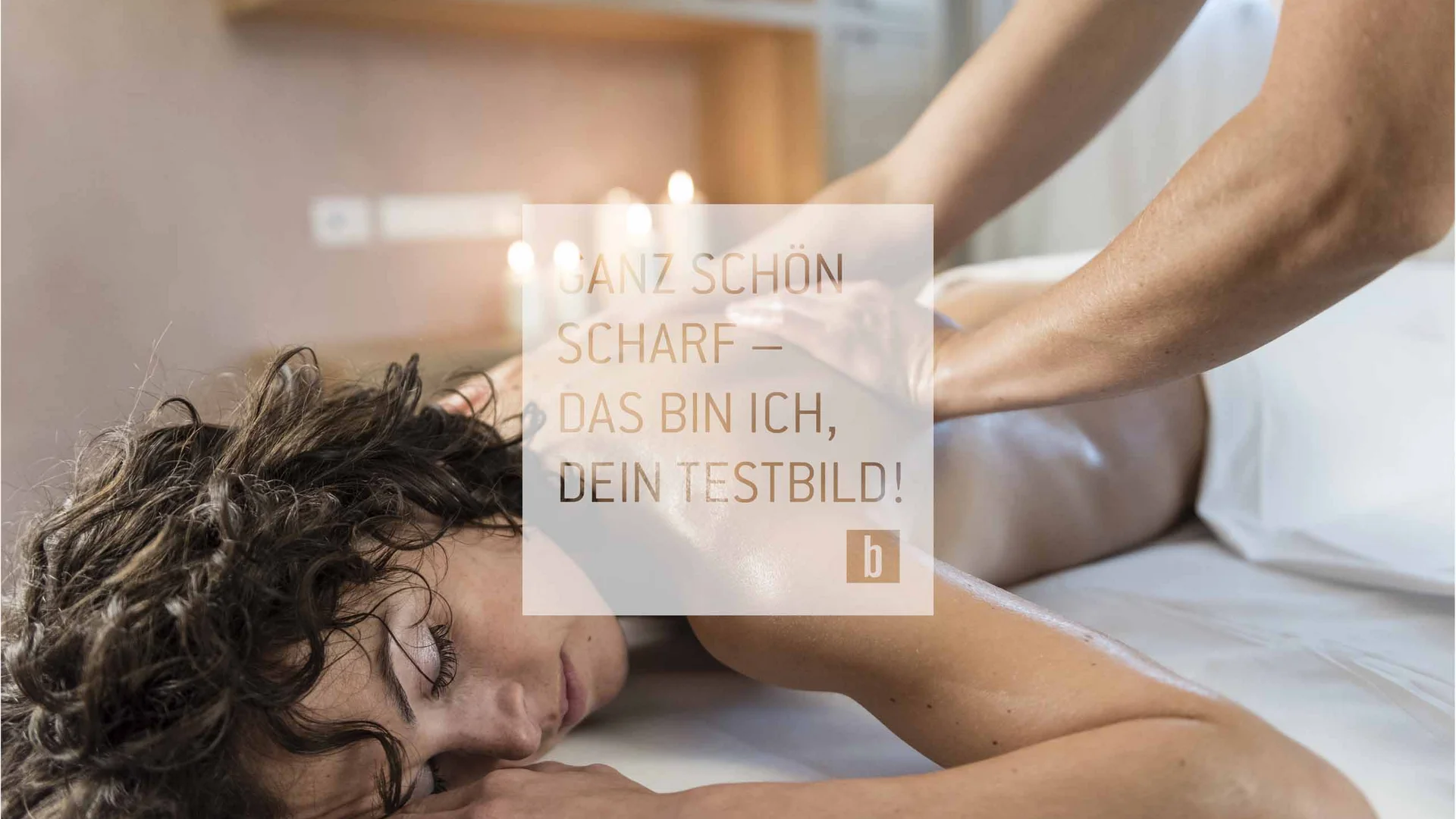 Frau liegt entspannt bei Massage im Spa mit Kerzen im Hintergrund