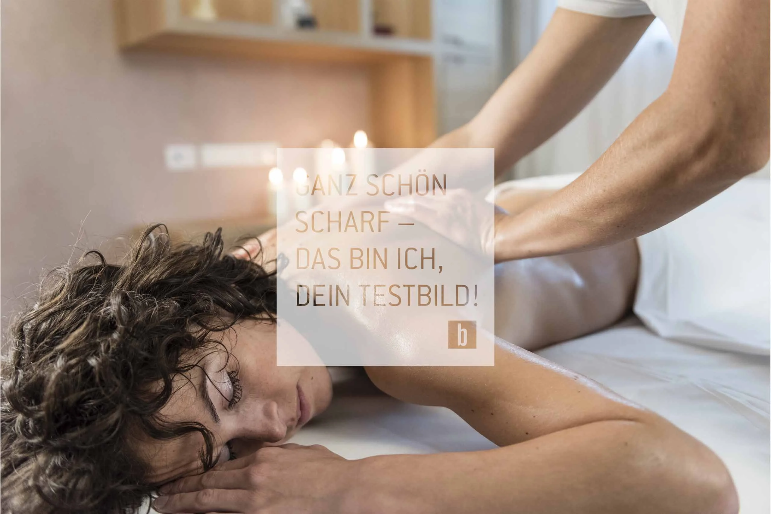 Frau liegt entspannt bei Massage im Spa mit Kerzen im Hintergrund