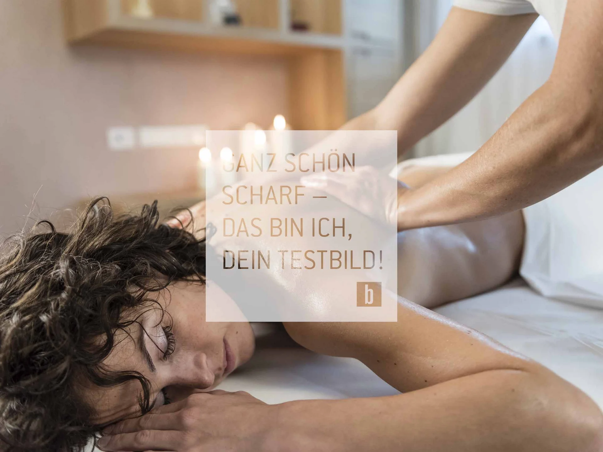Frau liegt entspannt bei Massage im Spa mit Kerzen im Hintergrund