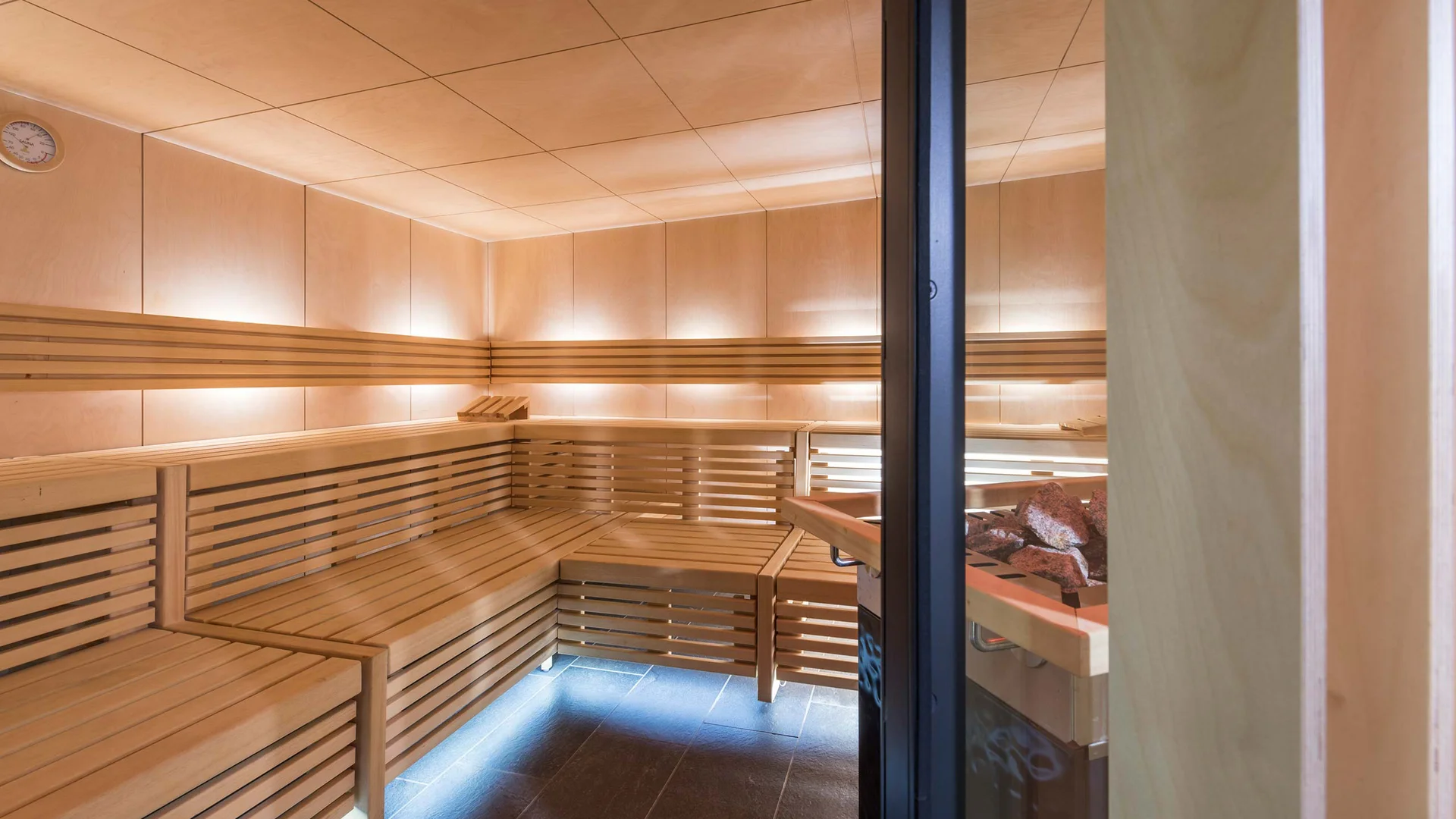 Moderner Holzbadezimmer mit Sauna und Heizungskammer