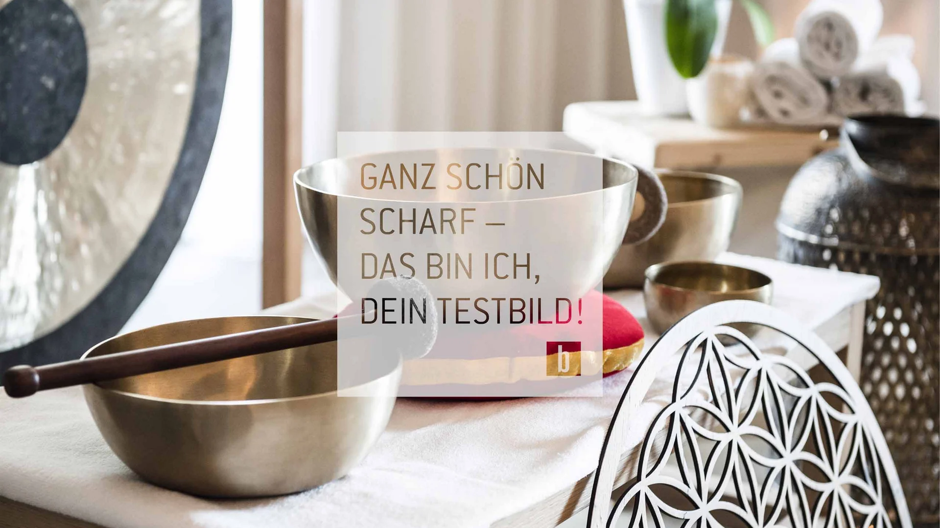 Klangschalen und Meditationsraum mit entspannter Atmosphäre