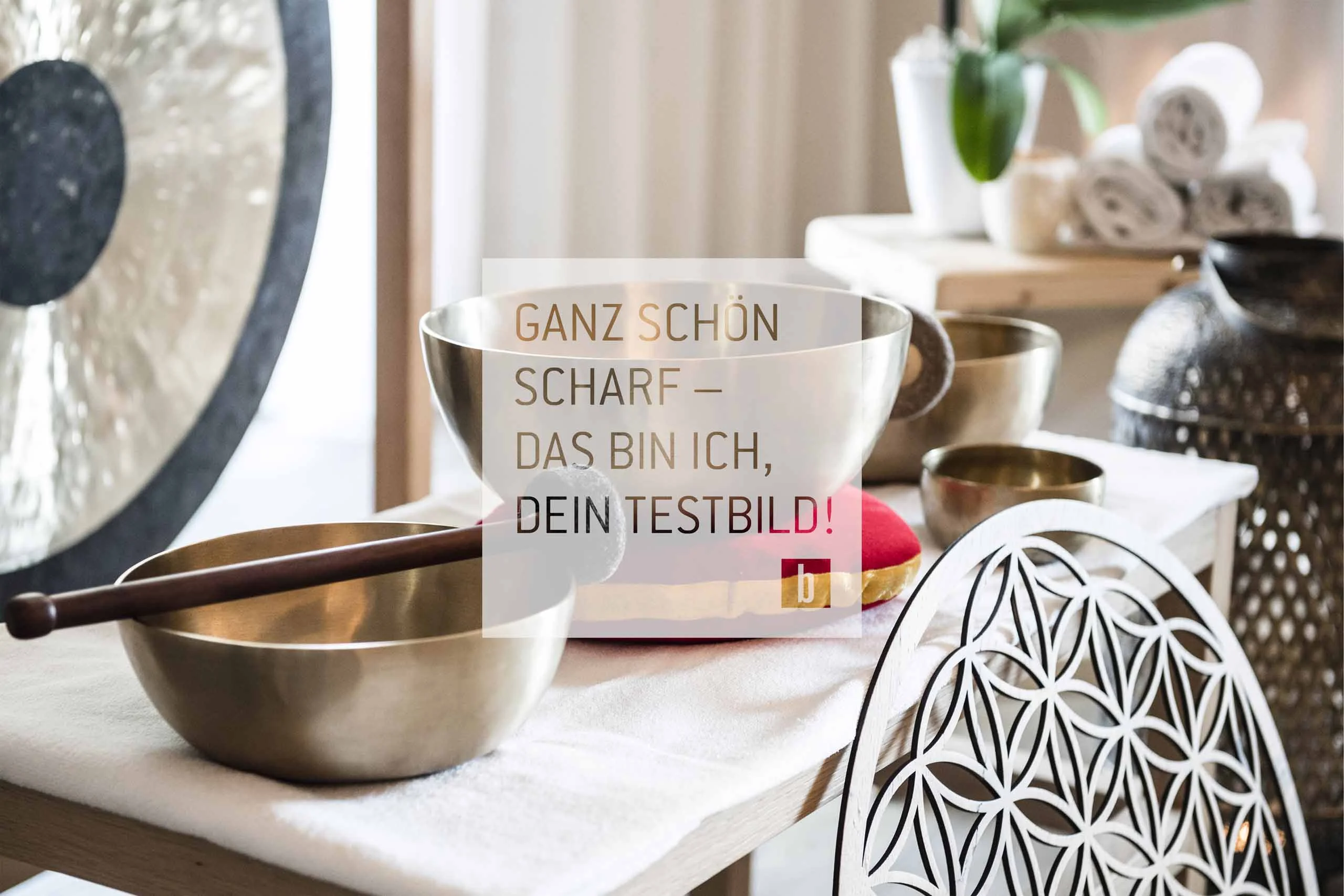 Klangschalen und Meditationsraum mit entspannter Atmosphäre