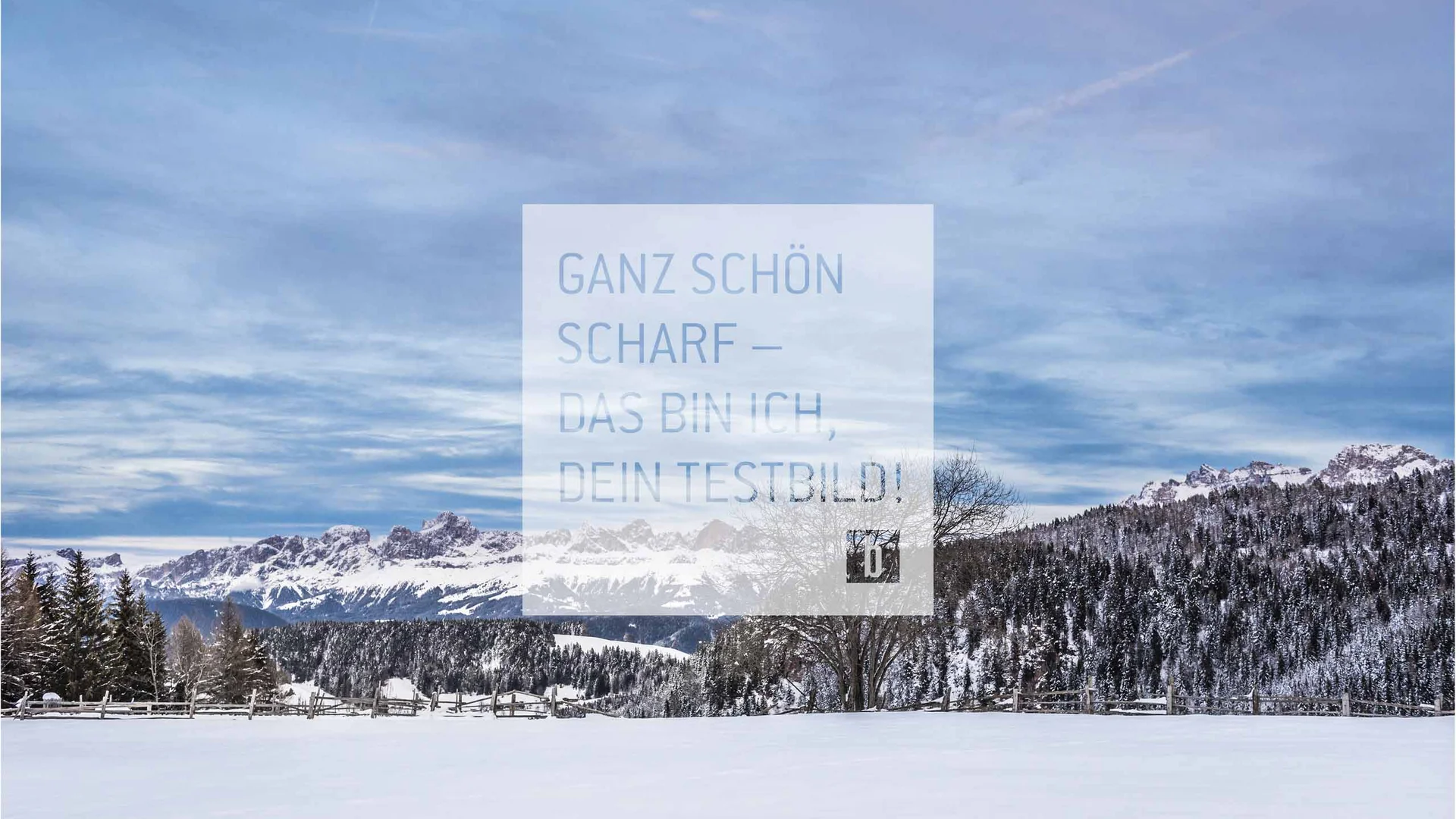 Schneebedeckte Landschaft mit Bergen, Bäumen und blauem Himmel