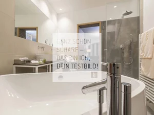Room Moderner Badezimmerbereich mit Badewanne, Dusche und Handtüchern