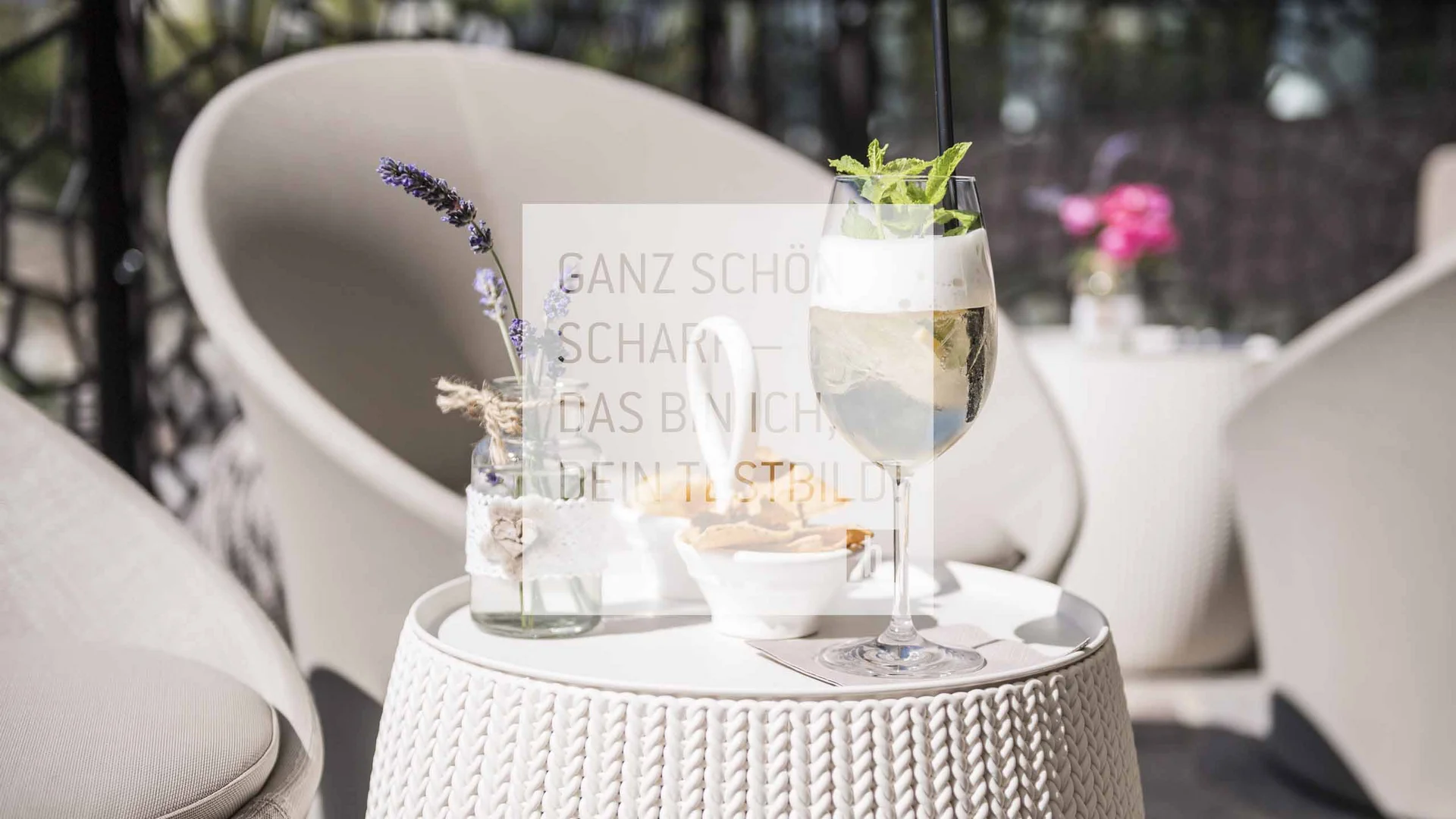 ALLE INHALTSELEMENTE Weißer Beistelltisch mit Cocktail, Snack und dekorativer Vase auf Terrasse