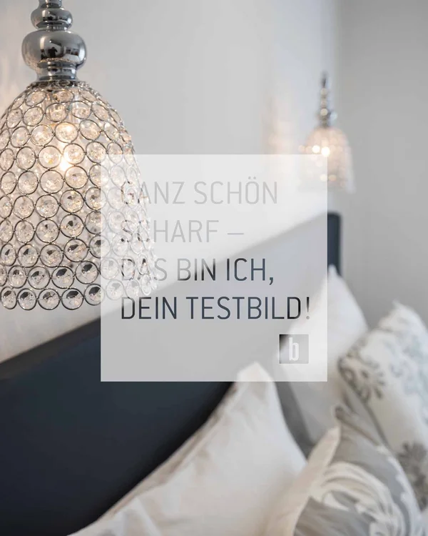 Moderne Kristallwandleuchte über einem gemütlichen Schlafzimmer mit Kissen