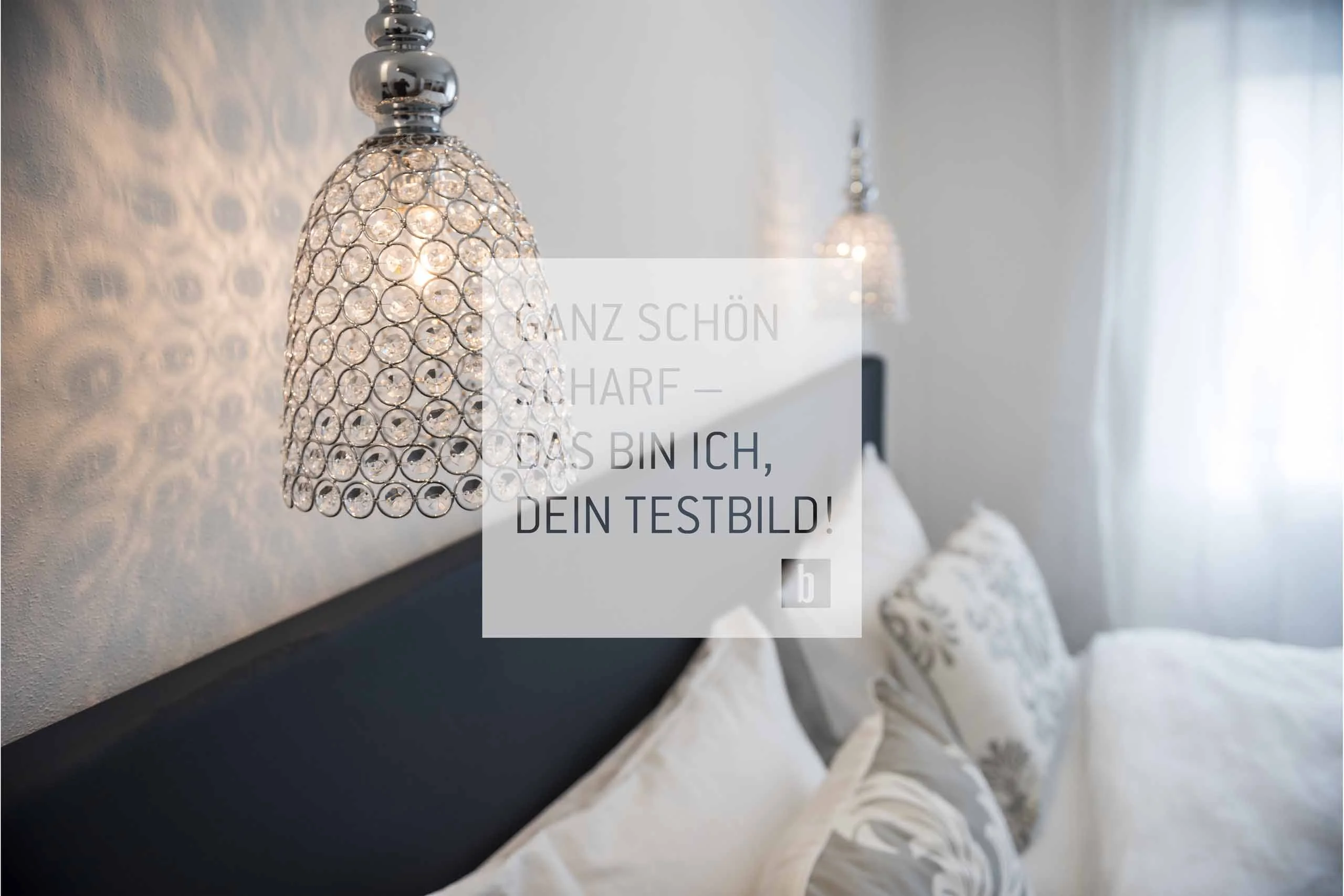 Moderne Kristallwandleuchte über einem gemütlichen Schlafzimmer mit Kissen